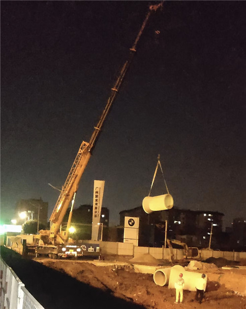 瓜州县“弯臂矫正”—— 吊车的 “形变补偿” 技术