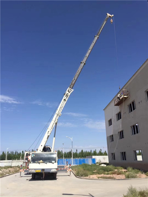 瓜州县“轻装强干”—— 吊车的 “轻量化臂架” 技术